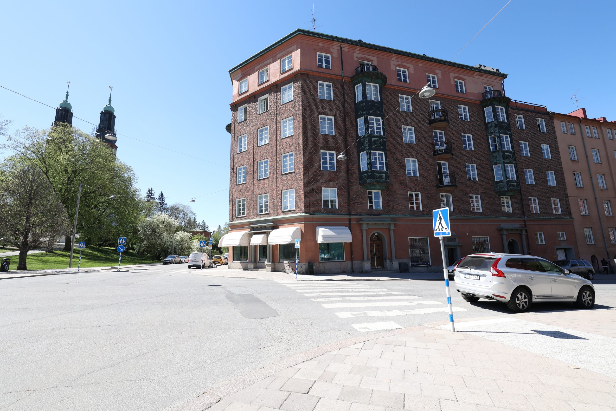 Foto på fastigheten Högalidsgatan 30 med Högalidskyrkan i bakgrunden.