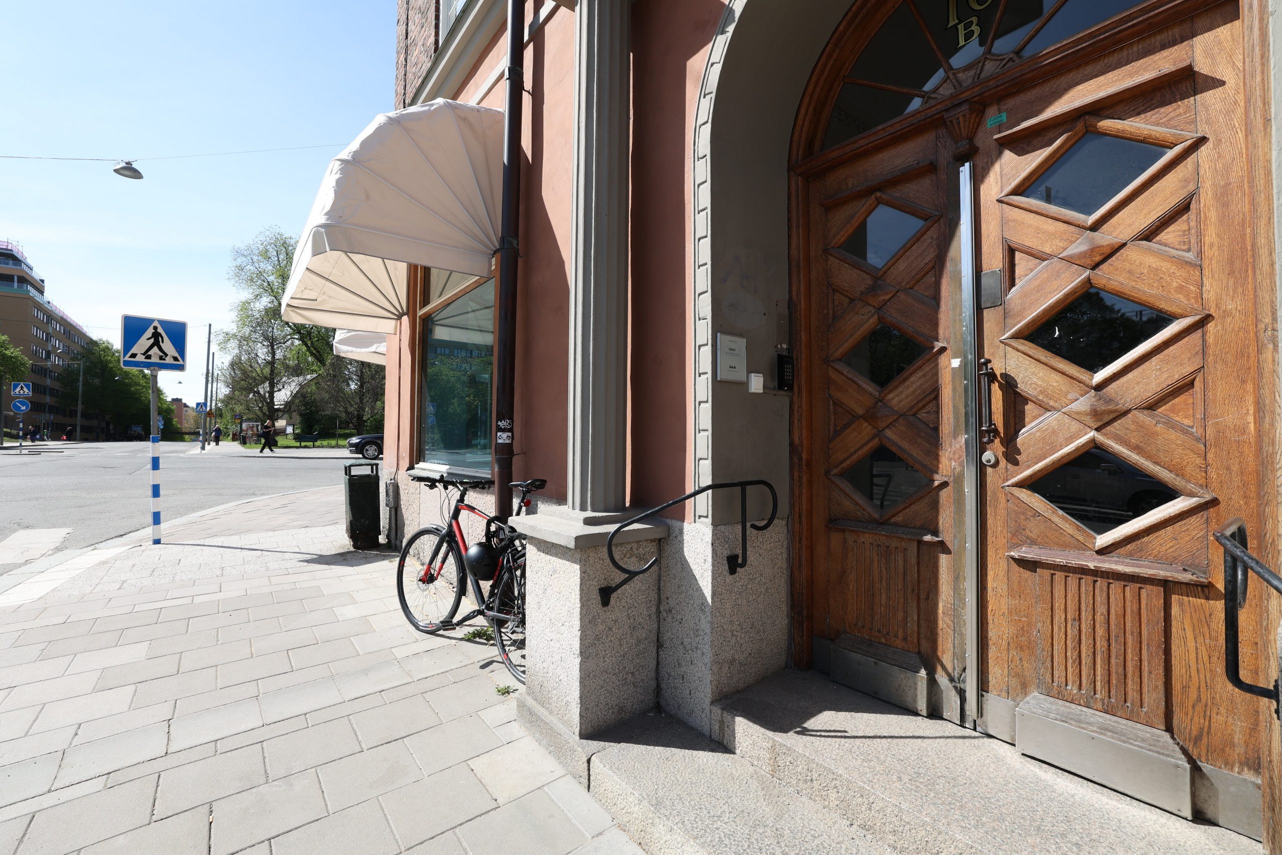 Foto på entrén till Fastigheten Högalidsgatan 30.