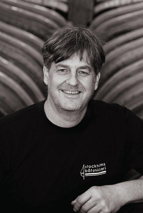 Svartvit porträttbild på Andreas.
