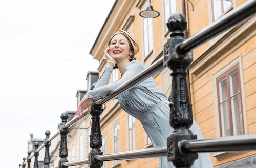 Porträttbild utomhus på Caroline.