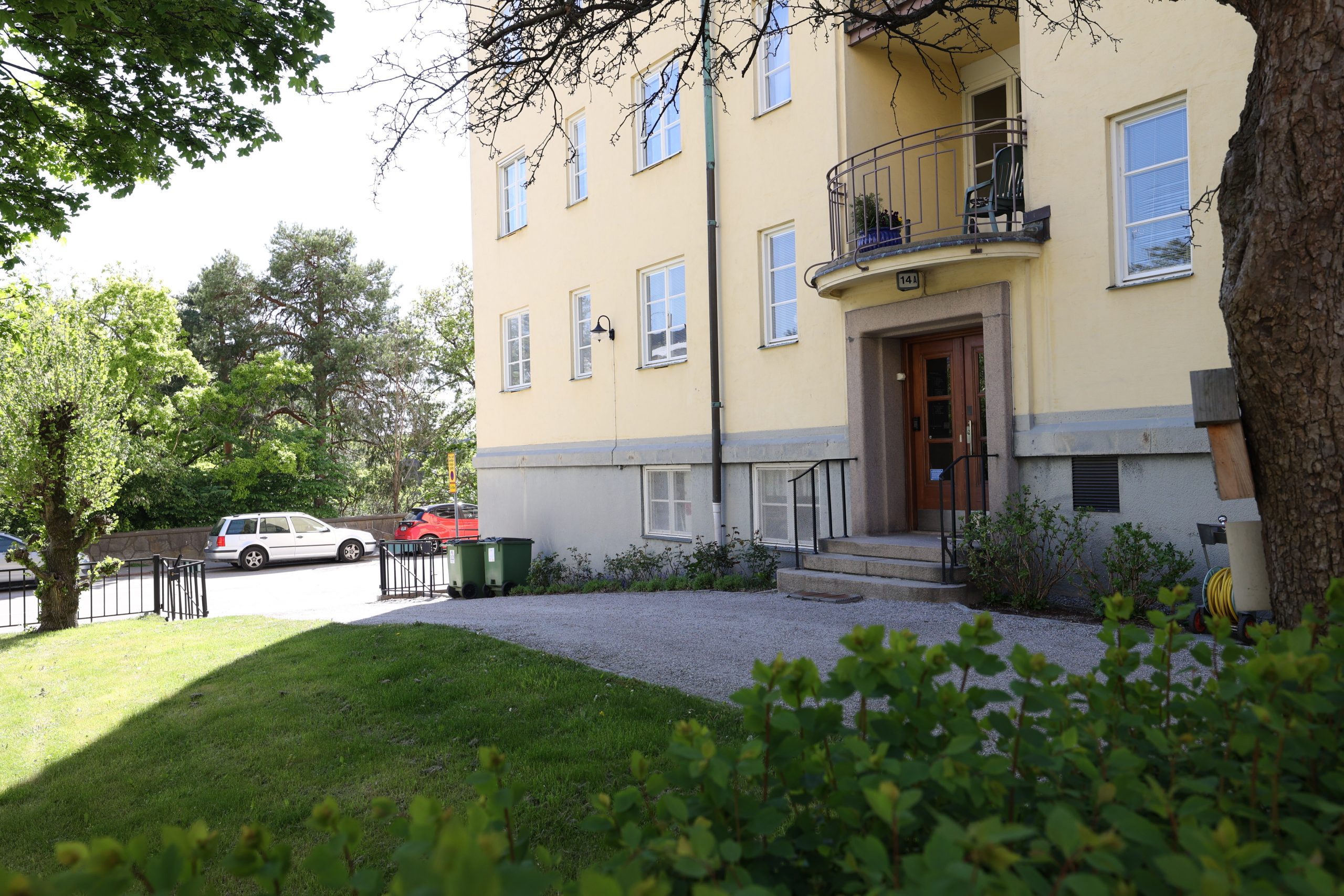 Foto på entréväg till fastigheten Love Almqvists väg 14.