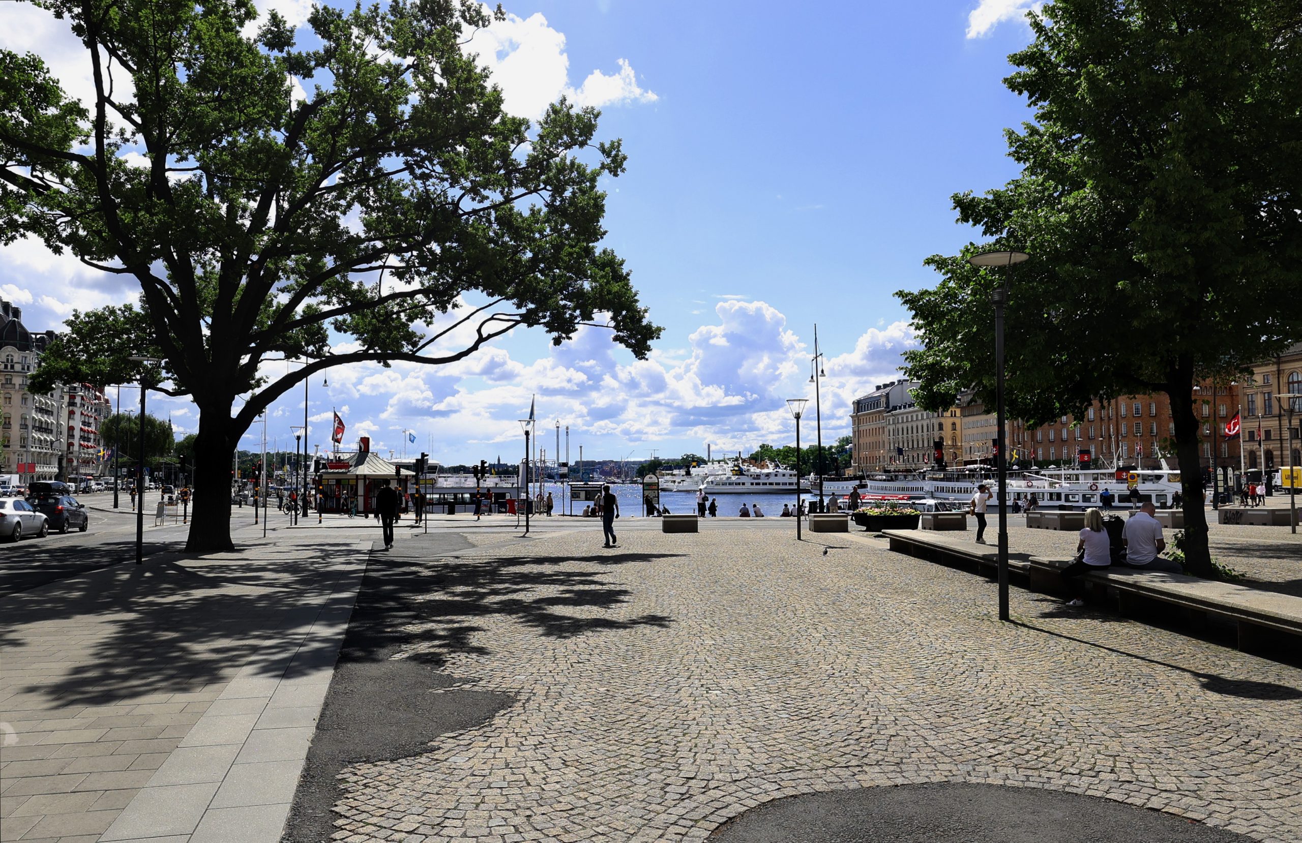 Foto på torg vid Nybroviken i Stockholm.