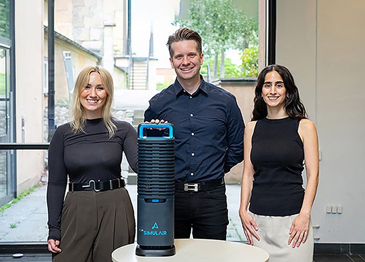 Gruppbild på tre medarbetare från Simulair.