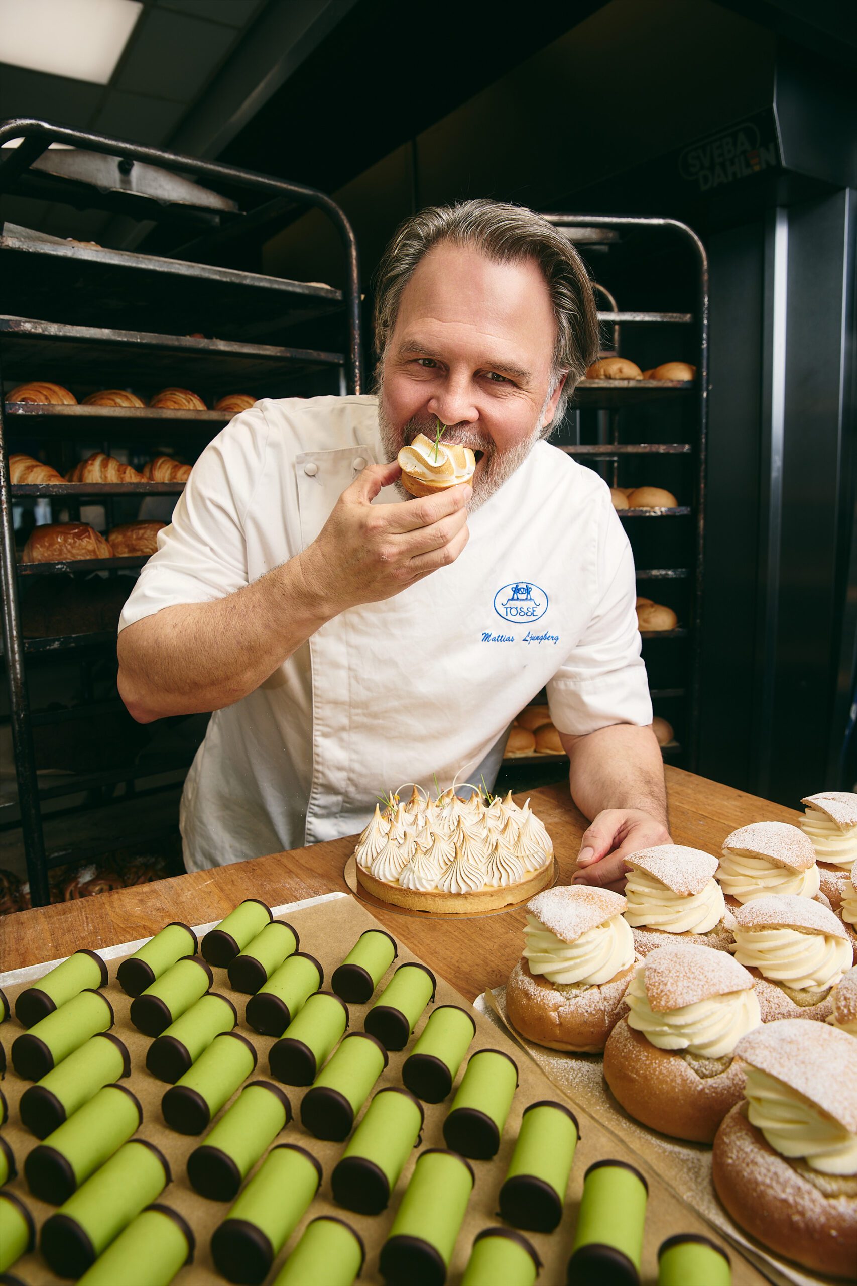 Foto på Mattias i bageriet.