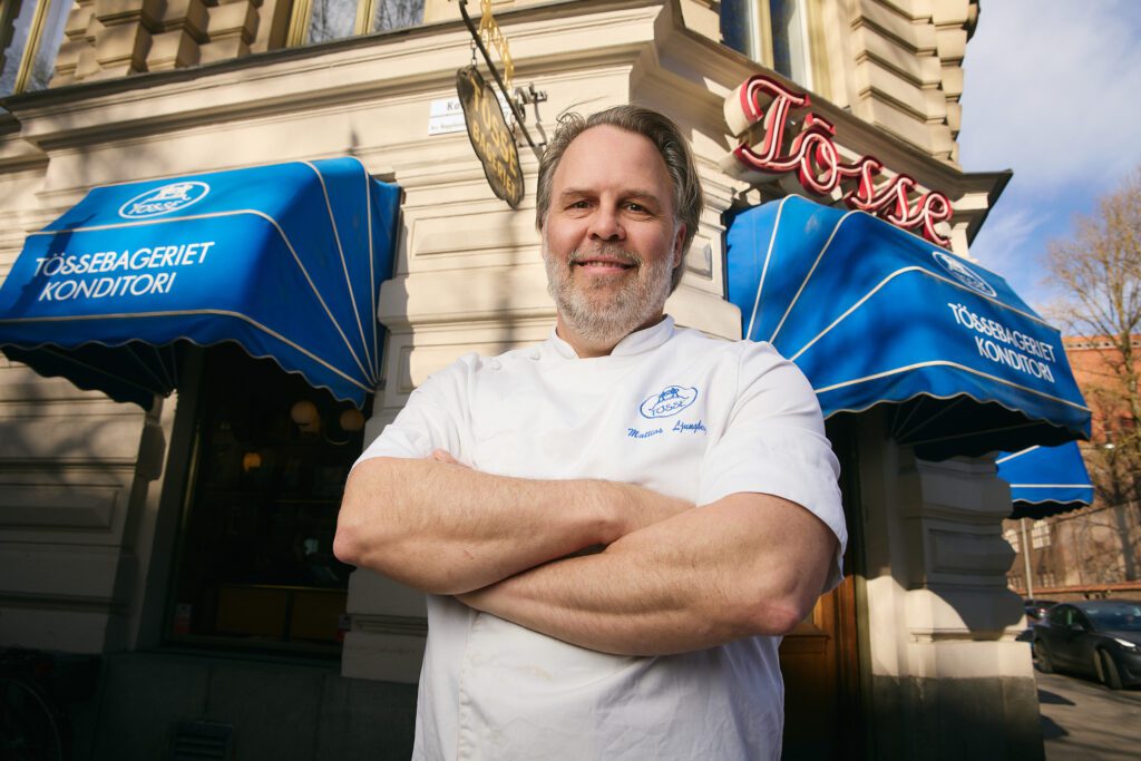 Foto på Mattias utanför Tössebageriet. 