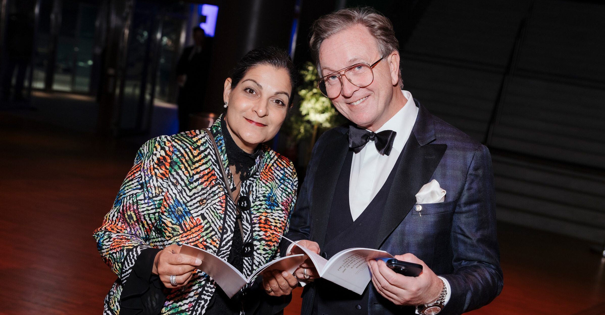 Porträttbild från medlemsevent från 2024 på två glada Borgare.